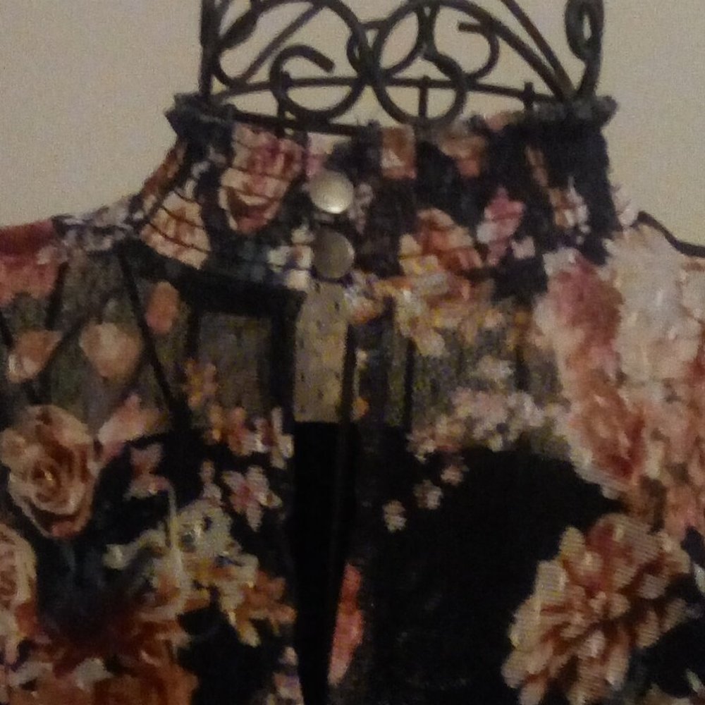 Women's Flowered Top - Picture 3 of 4